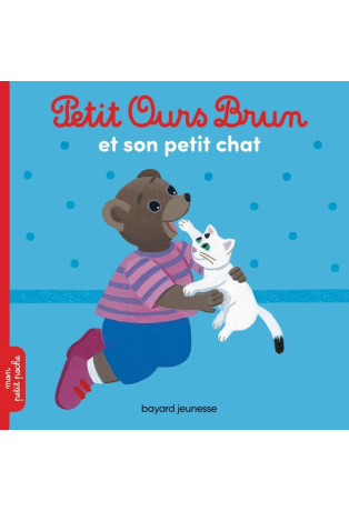 Petit Ours Brun s'amuse avec son chat