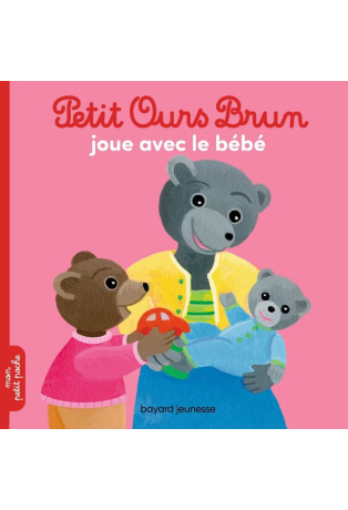 Petit Ours Brun joue avec le bébé