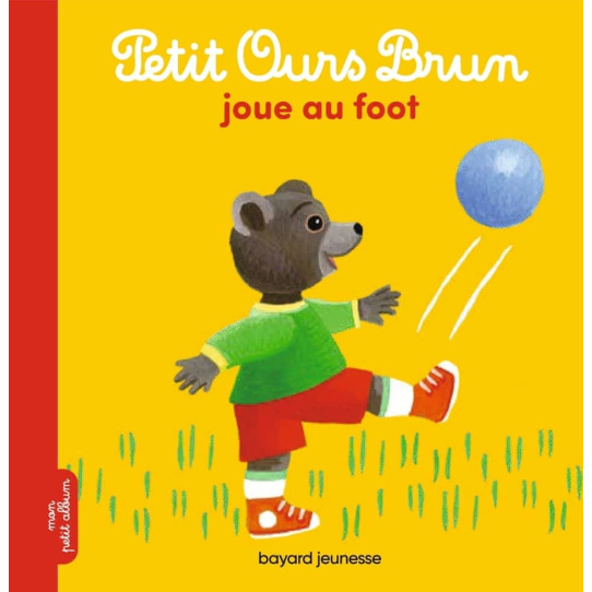 Petit Ours Brun joue au foot